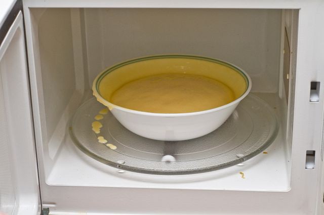 Hiệp hội Nhi khoa Mỹ cảnh báo cha mẹ cần bỏ ngay việc hâm nóng sữa và thức ăn cho trẻ bằng lò vi sóng